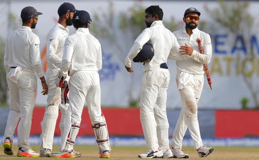 भारत ने बल्ले और गेंद से एकतरफा दमदार प्रदर्शन करते हुए गॉल अंतर्राष्ट्रीय क्रिकेट स्टेडियम में खेले गए पहले टेस्ट मैच के चौथे दिन शनिवार को श्रीलंका को 304 रनों से करारी मात दी.