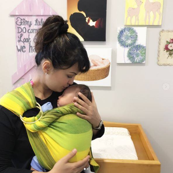 अपने बेटे के फोरहेट पर किस करते हुए नजर आईं निशा रावेल.