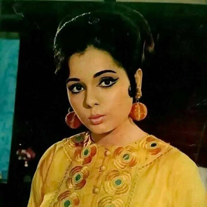 साल 1969 से 1974 तक इन दोनों कलाकारों ने ‘सच्चा झूठ’, ‘अपना देश’, ‘दुश्मन’, ‘बंधन और रोटी’ जैसी शानदार फिल्में दीं.मुमताज ने लगभग दस साल तक बॉलीवुड पर राज किया. वह शर्मिला टैगोर के समकक्ष मानी गईं और उन्हें मेहनताना भी उन्हीं के बराबर मिलता था. देव आनंद की फिल्म ‘हरे रामा हरे कृष्णा’ मुमताज के करियर को सुनहरा कर देने वाली फिल्म थी.