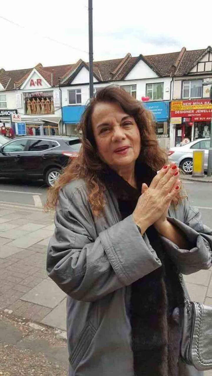 उन्हें 53 वर्ष की उम्र में कैंसर हो गया था. हालांकि, अब इस बीमारी से उन्होंने निजात पा लिया है. अब उन्हें थायराइड संबंधी समस्याएं परेशान कर रही हैं. उनकी दो बेटियां हैं. हाल ही में खबर आई थी कि मुमताज की अपने पति से अनबन चल रही है और दोनों अलग होने वाले हैं. लेकिन मुमताज ने अपने पति का साथ अभी नहीं छोड़ा है.
