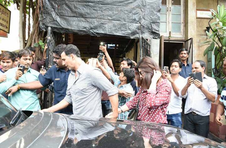 लंच के बाद ये दोनों हाथों में हाथ डाले रेस्टोरेंट से निकले. (Photo: Manav Mangalani)