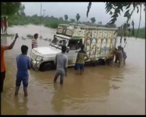 बाढ़ से परेशान आधा हिंदुस्तान, गुजरात में अबतक 100 से ज्यादा लोगों की मौत