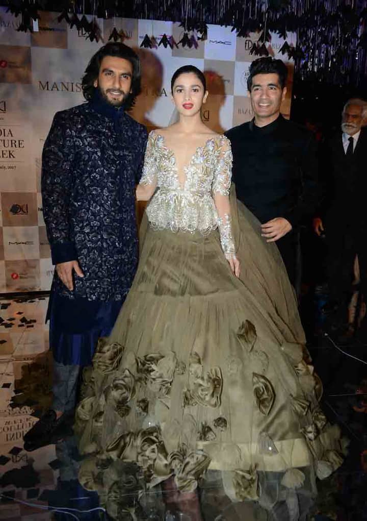 दिल्ली में आयोजित India Couture Week के ग्रैंड फिनाले में बॉलीवुड अभिनेत्री आलिया भट्ट और रणवीर सिहं साथ में रैंप पर उतरे.