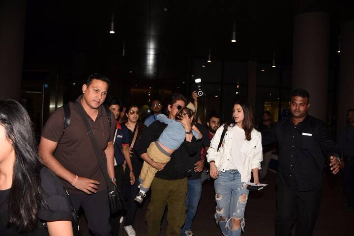 सबसे ख़ास बात ये है कि इम्तियाज़ अली की आने वाली फिल्म के सितार शाहरुख की गोद में उनकी जिगर के टुकड़े अबराम है.