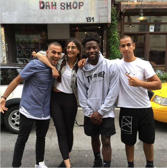 इतना ही नहीं सोनम ने जाने माने स्पोर्ट्समैन Nigel Sylvester के साथ आनंद की मीटिंग भी कराई.