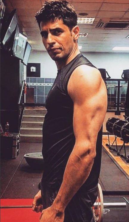 तस्वीरों में आप बॉलीवुड एक्टर सिद्धार्थ मल्होत्रा को देख सकते हैं. सिद्धार्थ उन बॉलीवुड एक्टर्स में से हैं जो अपनी फिटनेस का काफी ख्याल रखते हैं.