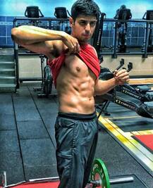  जिम में जम कर पसीना बहा रहे हैं सिद्धार्थ मल्होत्रा, सिक्स पैक एब्स की तस्वीरों को किया इंस्टाग्राम पर शेयर