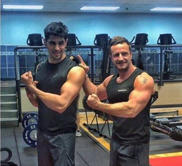 उन्होंने जिम में वर्कआउट करने की सिलसिलेवार तस्वीरों को अपने इंस्टाग्राम पर शेयर किया है. देखें
इस तस्वीर में जिम ट्रेनर के साथ सिद्धार्थ मल्होत्रा.