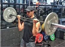  जिम में जम कर पसीना बहा रहे हैं सिद्धार्थ मल्होत्रा, सिक्स पैक एब्स की तस्वीरों को किया इंस्टाग्राम पर शेयर