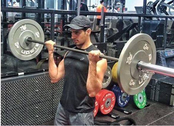 सिद्धार्थ इन दिनों जिम में जम कर पसीना बहा रहे हैं. जाहिर है सिद्धार्थ का ऐसा करना उनकी किसी आने वाली फिल्म के लुक के लिए किया जाने वाला वर्कआउट होगा.