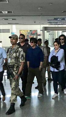 \'जब हैरी मेट सेजल\' के प्रमोशन के लिए बनारस पहुंचे शाहरुख, लिया बनारसी पान का लुत्फ