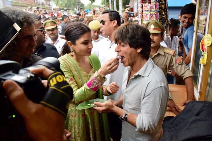  इसके बाद एक्टर बनारस स्थित अशोका इंस्टीट्यूट गए जहां अपनी फिल्म का प्रचार किया. इससे पहले 2006 में आई फिल्म 'डॉन' में भी एक्टर ने बनारसी पान का लुत्फ उठाया था, लेकिन बनारस की धरती पर जा कर उस पान को खाने का मजा ही कुछ और होता है. इसलिए बनारस पहुंचते ही शाहरुख ने सबसे पहले पान से अपना मुंह मीठा किया और फिर अपनी फिल्म का प्रचार किया.