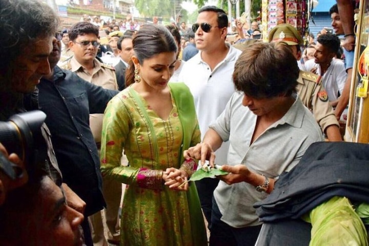 Superstar Shah Rukh Khan Promotes Jab Harry Met Sejal In Varanasi Try Banarasi Paan Too 'जब हैरी मेट सेजल' के प्रमोशन के लिए बनारस पहुंचे शाहरुख, खाया बनारसी पान