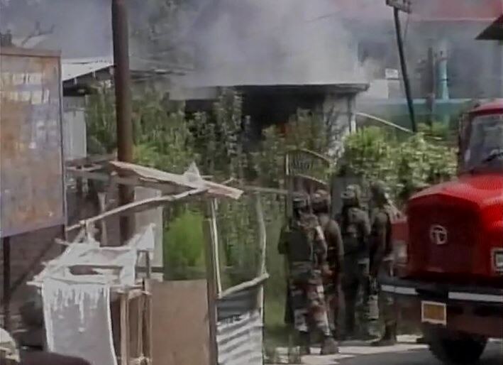 Jk Encounter Between Security Forces And Terrorists Begins In Pulwama जम्मू कश्मीर: मोस्ट वांटेड आतंकी अबु दुजाना के मारे जाने के बाद विरोध प्रदर्शन शुरू, एक जख्मी