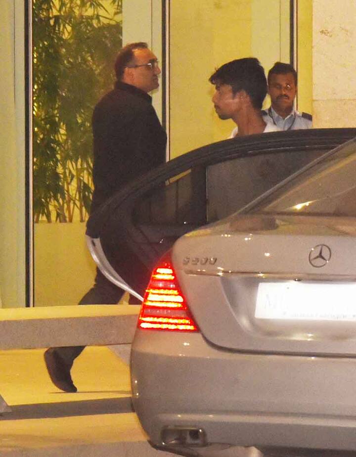 आपको बता दें कि आदित्य चोपड़ा और रानी मुखर्जी को अपनी निजी जिंदगी में मीडिया की दखलअंदाजी बिल्कुल भी पसंद नहीं है. ये दोनों सितारे कभी-कभार ही कैमरे में कैद हो पाते हैं. (Photo: Manav Mangalani)