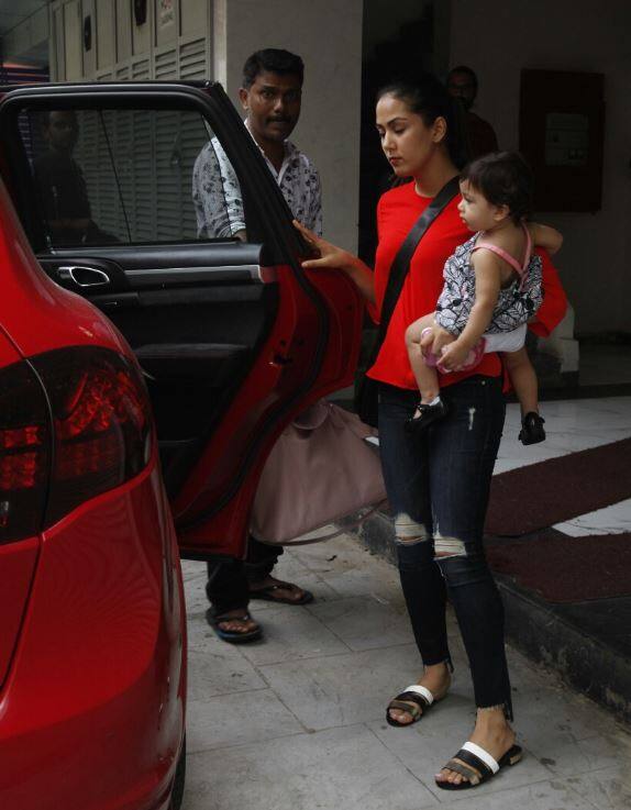 मीरा आजकल अक्सर वो अकेले ही नज़र आ रही हैं. उनके अकेले होने की वजह है कि शाहिद फिलहाल फिल्मकार संजय लीला भंसाली की फिल्म ‘पद्मावती’ की शूटिंग में व्यस्त हैं.