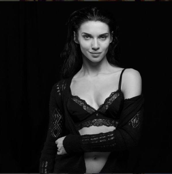 ये अभिनेत्री जल्द ही अक्षय कुमार की फिल्म 'गोल्ड' में भी नजर आएंगी. जिसमें मौनी रॉय भी हैं.