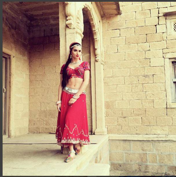 बता दें कि बदसलूकी करने वाले शख्स का नाम उमाकांत राय है जिसने शूटिंग के दौरान स्कारलेट के बालों को छूने की कोशिश की और भद्दी टिप्पणी की. इस घटना के बाद स्कारलेट सेट छोड़कर चली गईँ.