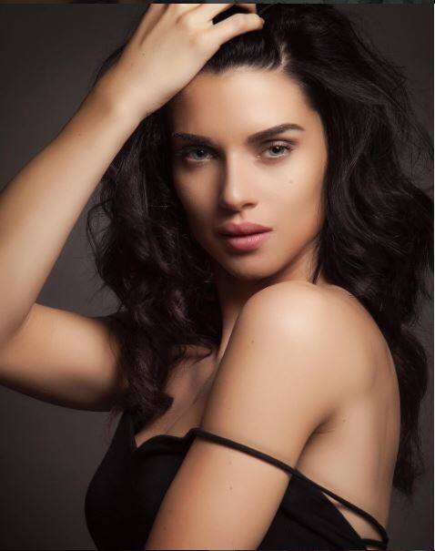 स्कारलेट एक बॉलीवुड फिल्म 'हंसा- एक संयोग' के एक आइटम सॉन्ग की शूटिंग के लिए सेट पर मौजूद थीं. इसी दौरान उन पर वहां मौजूद एक एक्टर ने अश्लील कमेंट किया जिसे वो बर्दाश्त नहीं कर पाईं और थप्पड़ जड़ दिया.