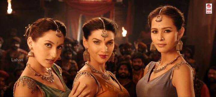 ये बाहुबली के उस गाने की तस्वीर है जिसमें स्कारलेट नज़र आई थीं. नीचे वीडियो की एक झलक भी है. Sooo excited to hear that Bahubali has been re released today in cinemas across india so you guys can get to experience our iconic song #manohari again on the silver screen AGAIN yayyy ???????? @madhusnehaofficial @scarlettwilsonofficial and myself ???????????? #norafatehi #bollywood #bahubali #rerelease #song #iconic #work #cinema #art #dance #beauty #expression #love #indian #india #morocco #toronto A post shared by Nora Fatehi (@norafatehi) on Apr 8, 2017 at 10:06am PDT