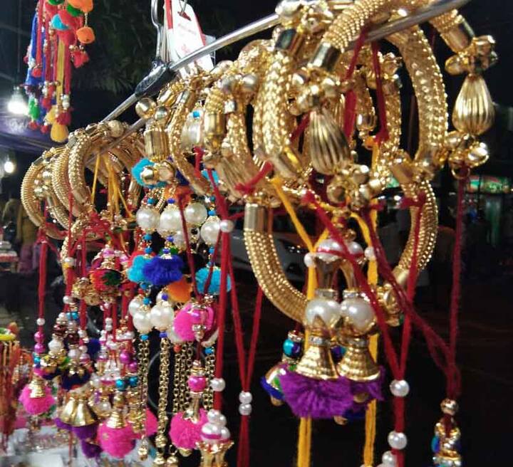 बैंगल्स राखी- यूं तो बैंगल्स राखी का ट्रेंड नया नहीं है लेकिन इस बार कलरफुल बैंगल राखी के साथ ही गोल्डन और सिल्वर बैंगल्स की राखी भी बाजार की रौनक बढ़ा रही है. बैंगल्स राखी की एक खास बात ये भी है कि इसके नीचे दी हुई लटकन इसमें चार चांद लगा रही है. 