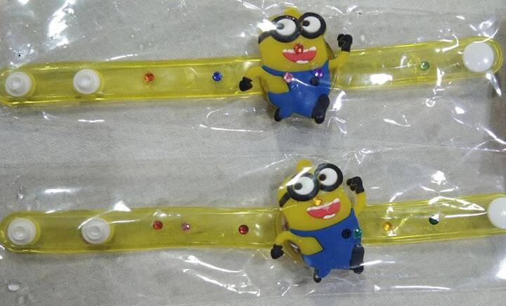 मिनियन राखी- वैसे तो भिन्न प्रकार के कार्टून्स जैसे डोरेमोन, छोटा भीम और मिक्की माउस हर साल राखी के डिजाइन्स में देखने को मिलते है और बच्चों को खुश करते है लेकिन इस साल सबका फेवरेट मिनियन लोगों के दिलों में अपनी जगह बना रहा है. जी हां, आपने सही समझा मिनियन राखी इस बार बच्चों का दिल जीतने वाली है. 