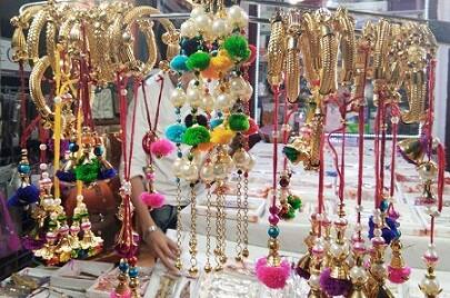 रक्षाबंधन हर साल श्रावण मास के पूर्णिमा के दिन मनाया जाता है जो भाई-बहन के रिश्ते को और मजबूत कर देता है. हर साल अलग-अलग तरह की राखियों के डिजाइन्स बाजार में आते है और राखी के त्योहार में चार चांद लगा जाते है. इस बार भी बाजार में बेहद सुंदर राखियों के डिजाइन्स कलाइयों में सजने के लिए तैयार है. चलिए, जानते हैं इस बार किस तरह की खास राखियां आपके लिए मौजूद हैं. 