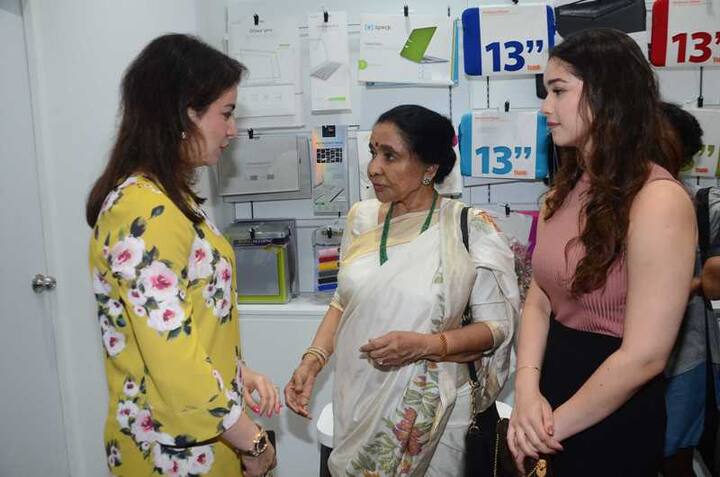 अंजलि तेंदुलकर, आशा भोंसले और सारा तेंदुलकर.