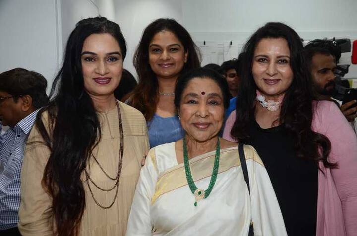 एप्पल स्टोर लॉन्च के दौरान शंकर महादेवन, जैकी श्रॉफ, ऋषि कपूर, पूनम ढिल्लों, पद्मिनी कोल्हापुरे, तेजस्विनी कोल्हापुरे जैसे दिग्गज भी नजर आए.
