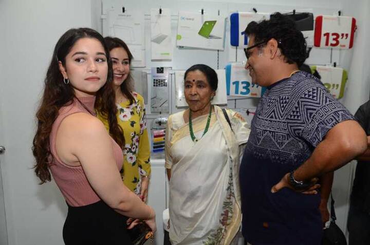 अंजलि तेंदुलकर, आशा भोंसले और सारा तेंदुलकर.