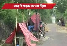 गुजरात के बनासकांठा में सड़क पर जिंदगी गुजारने को मजबूर हैं बाढ़ पीड़ित