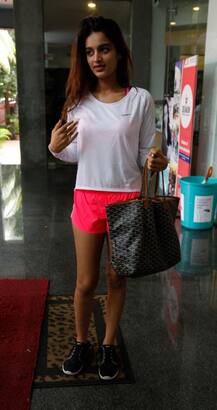 मुंबई के बांद्रा में कैमरे में कैद हुईं निधी अग्रवाल