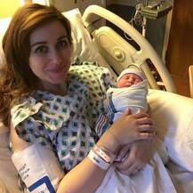 GREAT: खुद की डिलीवरी रोक कर दूसरी प्रेग्नेंट औरत की मदद के लिए आई सामने