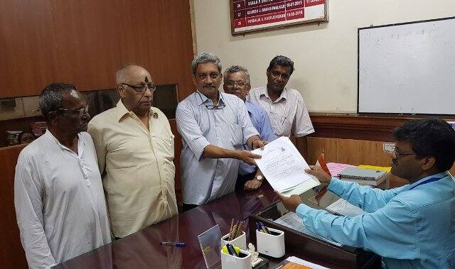 गोवा: पणजी विधानसभा उपचुनाव के लिए मनोहर पर्रिकर ने दाखिल किया नामांकन Goa Cm Manohar Parrikar Files Nomination For Goa State Elections गोवा: पणजी विधानसभा उपचुनाव के लिए मनोहर पर्रिकर ने दाखिल किया नामांकन