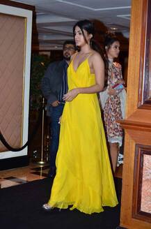 Vogue ब्यूटी अवॉर्ड शो में फैला रेहा की हॉटनेस का यलो फीवर!