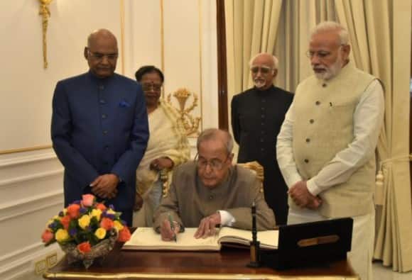 Pm Modi Writes Letter To Pranab Mukherjee On His Last Day In Office As President राष्ट्रपति भवन से प्रणब दा की विदाई पर PM मोदी ने लिखा पत्र, पूर्व राष्ट्रपति बोले- ‘दिल छू लिया’
