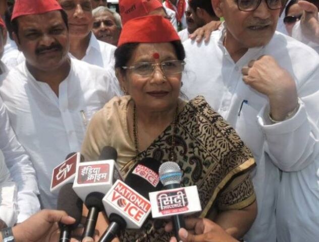 Uttar Pradesh Samajwadi Party Mlc Sarojini Agarwal Resigns From The Party And Joins Bjp यूपी में समाजवादी पार्टी को लगा एक और झटका, MLC सरोजिनी अग्रवाल BJP में शामिल