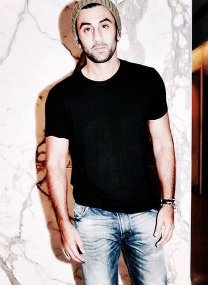 लोगों का मानना था कि संजय दत्त का दुबला-पतला लुक तो रणबीर अपना लेंगे लेकिन क्या वे संजय दत्तन जैसी बॉडी बना पाएंगे. रणबीर कपूर ने ये तस्वीर पोस्ट कर लोगों के सवालों का जवाब दे दिया है.