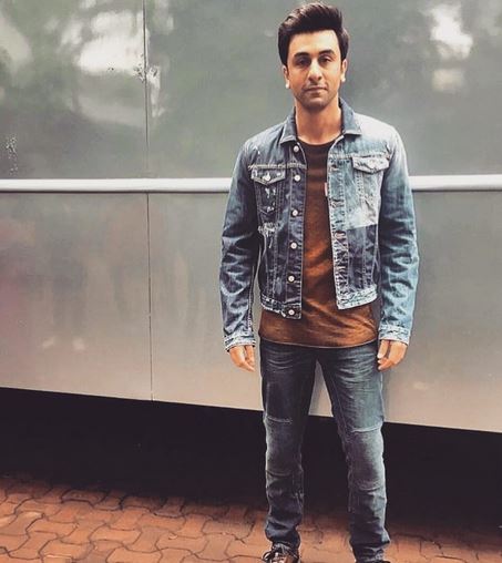 आजकल रणबीर संजय दत्त की बायोपिक फिल्म के कारण खूब चर्चा में है. काफी समय से इस बायोपिक के लिए रणबीर के नए-नए लुक रिलीज हो रहे हैं.