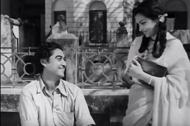 वह बचपन से ही मनमौजी थे. उन्होंने इन्दौर के क्रिश्चियन कॉलेज से पढ़ाई की थी. उनकी आदत थी कॉलेज की कैंटीन से उधार लेकर खुद भी खाना और दोस्तों को भी खिलाना. किशोर कुमार पर जब कैंटीन वाले के पांच रुपये बारह आना उधार हो गए और कैंटीन मालिक उन्हें उधारी चुकाने को कहता तो वह कैंटीन में बैठकर टेबल पर गिलास और चम्मच बजा-बजा कर पांच रुपया बारह आना गा-गा कर कई धुन निकालते थे और कैंटीन वाले की बात अनसुनी कर देते थे. बाद में उन्होंने अपने इस गीत का खूबसूरती से इस्तेमाल किया, जो काफी हिट हुआ.