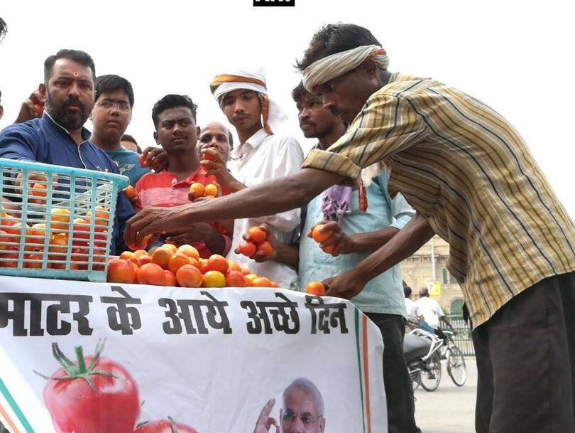 यूपी: कांग्रेस कार्यकर्ताओं ने विधान भवन के आगे बेचा टमाटर, कहा- टमाटर के आए अच्छे दिन Congress Workers Sell Tomatoes Outside Uttar Pradesh Assembly यूपी: कांग्रेस कार्यकर्ताओं ने विधान भवन के आगे बेचा टमाटर, कहा- टमाटर के आए अच्छे दिन