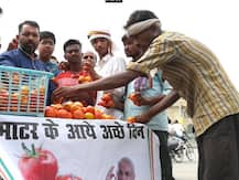 यूपी: कांग्रेस कार्यकर्ताओं ने विधान भवन के आगे बेचा टमाटर, कहा- टमाटर के आए अच्छे दिन