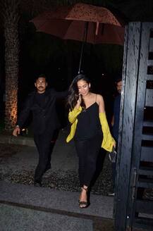 आर्ट शो में मीरा राजपूत की मौजूदगी चुरा ले गई सारी लाइमलाइट