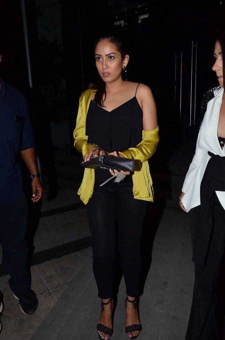 मीरा आजकल अक्सर अकेले ही नज़र आती हैं. उनके अकेले होने की वजह है कि शाहिद फिलहाल फिल्मकार संजय लीला भंसाली की फिल्म ‘पद्मावती’ की शूटिंग में व्यस्त हैं.