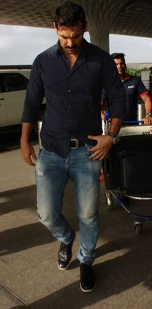 एयरपोर्ट पर पत्नी प्रिया के साथ कैमरे में कैद हुए जॉन अब्राहम