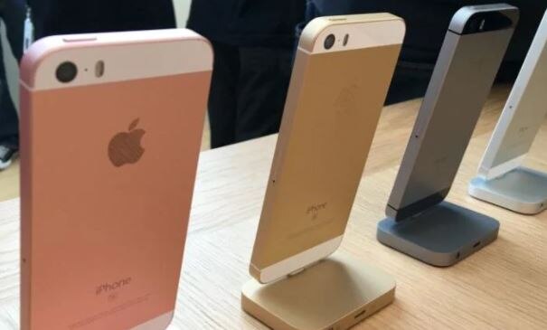 आपको बता दें कि ये प्रोसेसर चिप आईफोन6S में इस्तेमाल की गई थी. आईफोनSE वाई-फाई, ब्लूटूथ, LTE और Apple Pay के साथ आता है.