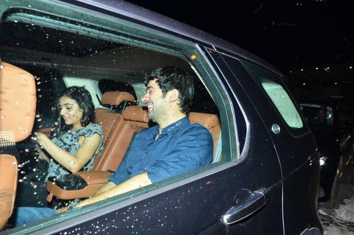  करण देओल और उनकी सीक्रेट गर्लफ्रेंड इवेंट के बाद एक साथ एक ही कार में वेन्यू से जाते हुए दिखाई दिए.