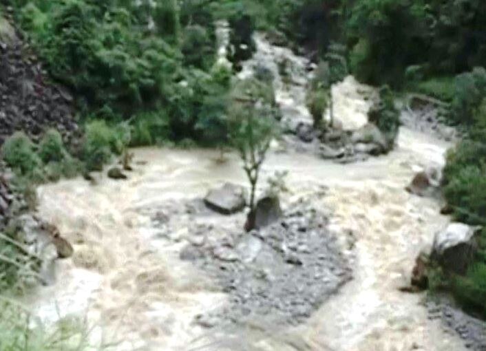 हिमाचल प्रदेश: कुल्लू में बादल फटने से एक बच्चे समेत दो की मौत, सड़कों को भारी नुकसान