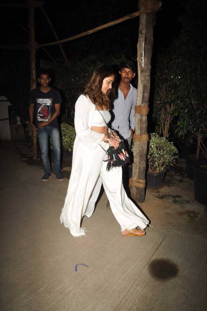 इलियाना अपने दोस्तों के साथ मुंबई के जुहू में डिनर करने गई थीं. जब वे लौट रही थीं तब फ़ोटोग्राफर्स उनपर टूट पड़े.