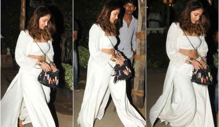 बॉलीवुड अदाकारा इलियाना डीक्रूज़ दोस्तों के साथ डिनर करके लौट रही थीं और तभी उनकी तस्वीरें कैमरे में कैद हो गईं.